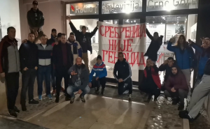 Negatori genocida protestvovali ispred RTCG-a zbog emitovanja "Quo vadis, Aida?"